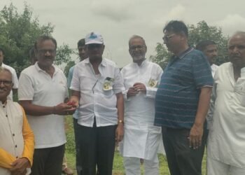 आर्ट ऑफ लिव्हिंग परिवाराकडून तेरखेडा येथे १०० झाडांची लागवड; तीन वर्षांसाठी झाडांचे संगोपन करण्याचा संकल्प