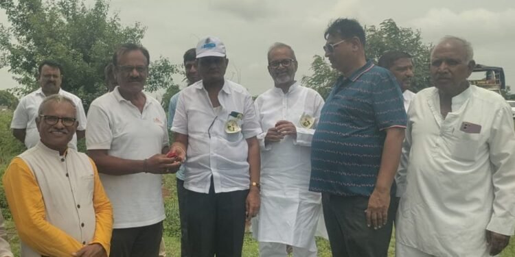 आर्ट ऑफ लिव्हिंग परिवाराकडून तेरखेडा येथे १०० झाडांची लागवड; तीन वर्षांसाठी झाडांचे संगोपन करण्याचा संकल्प