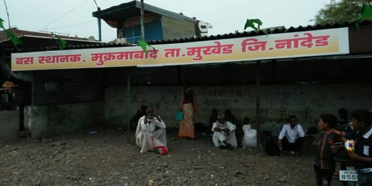 मुक्रमाबाद शहर बसस्थानकविनाच!”निजामकालीन तालुक्याला प्रवाशांची गैरसोय”