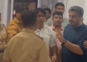 पोलीस ठाण्यात रोहित पवार यांचा गोंधळ; अधिकाऱ्यांशी अरेरावी केल्याने गुन्हा दाखल!