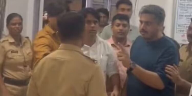 पोलीस ठाण्यात रोहित पवार यांचा गोंधळ; अधिकाऱ्यांशी अरेरावी केल्याने गुन्हा दाखल!