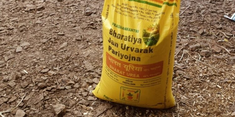 खतासाठी हवालदिल शेतकरी,युरियाचे दर गगनाले भिडले; प्रशासनाचे डोळेझाक धोरण!