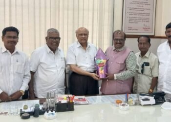 राजा माने यांची अश्विनी हॉस्पिटलला सदिच्छा भेट; बिपिनभाई पटेल यांच्या कार्याचा गौरव