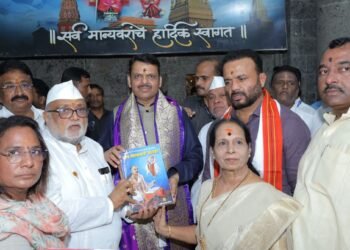 मुख्यमंत्री देवेंद्र फडणवीस यांच्याहस्ते संत नामदेव पायरीवर महाआरती; संत चोखामेळा समाधी व विठ्ठल-रुक्मिणीचेही दर्शन