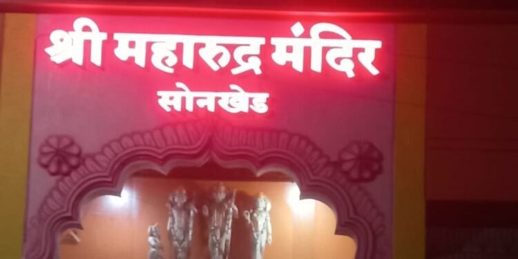 हनुमान मंदिरातील दानपेटीवर चोरट्याचा डल्ला, पोलीस ठाण्यासमोरच झाली चोरी!