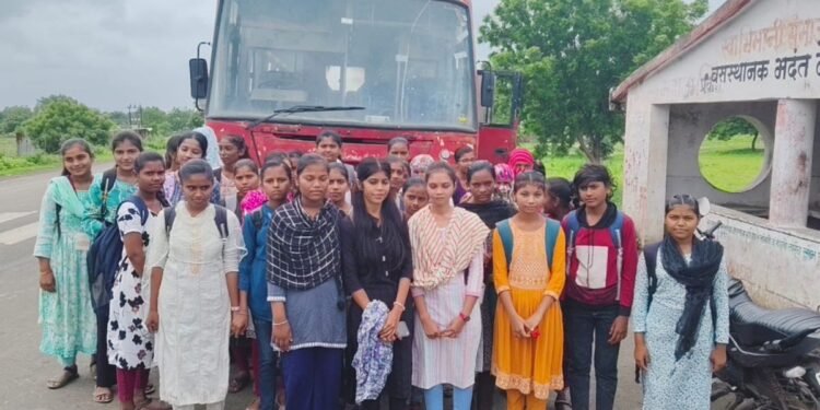  शाळकरी विद्यार्थीनी केले स्वतंत्र बससाठी आंदोलन!