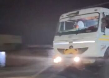 अवैध रेती चालकाचा एक हात मोबाईला तर दुसरा हात स्टेअरिंगला तुफान वेगाने विना नंबर वाहानातून मुरुम व रेतीची वाहतूक