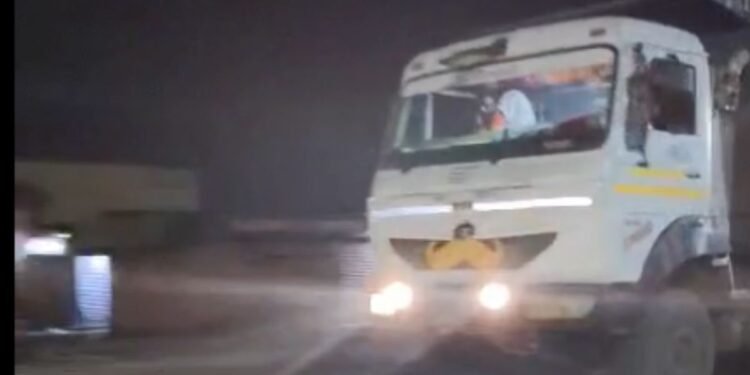 अवैध रेती चालकाचा एक हात मोबाईला तर दुसरा हात स्टेअरिंगला तुफान वेगाने विना नंबर वाहानातून मुरुम व रेतीची वाहतूक
