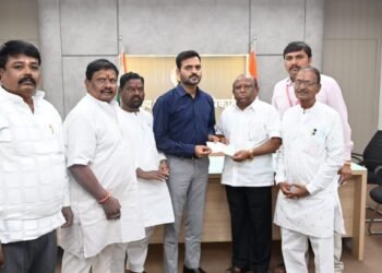 मुख्यमंत्री सहायता निधीसाठी अंबादास बिंगी यांच्याकडून ५५ हजार ५५५ रुपयांचा धनादेश सुपूर्त! 