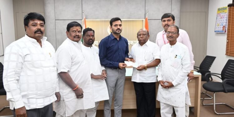 मुख्यमंत्री सहायता निधीसाठी अंबादास बिंगी यांच्याकडून ५५ हजार ५५५ रुपयांचा धनादेश सुपूर्त! 