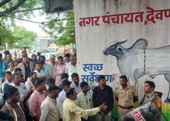 देवणी नगराध्यक्षांविरोधातील अविश्वास ठराव नाट्यमय घडामोडींनंतर बारगळला; दगडफेकीत महिला नगरसेवक जखमी