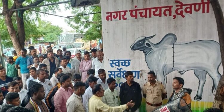 देवणी नगराध्यक्षांविरोधातील अविश्वास ठराव नाट्यमय घडामोडींनंतर बारगळला; दगडफेकीत महिला नगरसेवक जखमी