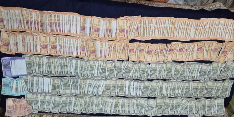 नोटा मोजून मशीन गरम, कर्मचारी थकले, भ्रष्ट वन अधिकाऱ्याच्या घरातून उघड झालं 1.44 कोटींचं रोख घबाड!