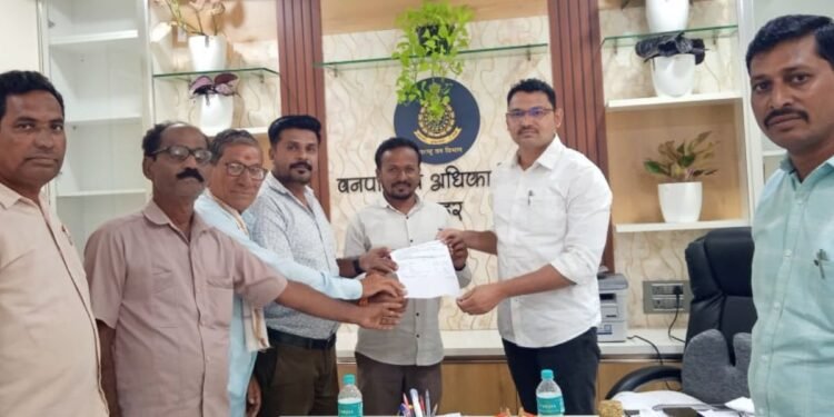 वन्यप्राण्यांमुळे शेत पिकांची नासधूस, तातडीने नुकसान भरपाई मिळावी : शिवसेना उबाठा