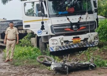 भीषण अपघात! कारला वाचवण्याच्या प्रयत्नात ट्रेलरने २ दुचाकींना चिरडले; दोघांचा जागीच मृत्यू