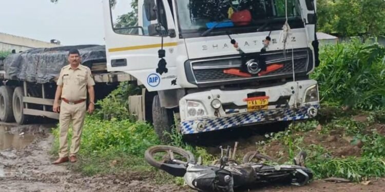 भीषण अपघात! कारला वाचवण्याच्या प्रयत्नात ट्रेलरने २ दुचाकींना चिरडले; दोघांचा जागीच मृत्यू