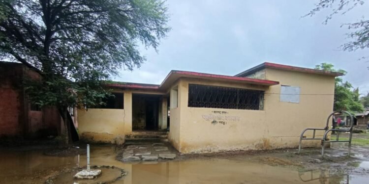 अबबsss दवाखाना स्वतःच आजारी! शेतकऱ्यांनो जनावरांना कुठं घेऊन जाल?