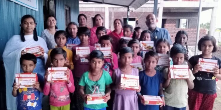 सोलापुरात आस्था फाऊंडेशनकडून नागपंचमीनिमित्त अनाथ ,वृद्ध महिलांना सौंदर्य साहित्याचे वाटप