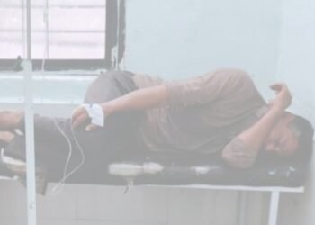 नवीन विद्युत मीटरचा प्रश्न गंभीर! शेतकऱ्याने महावितरण कार्यालयासमोरच विष प्राशन करून आत्महत्येचा प्रयत्न