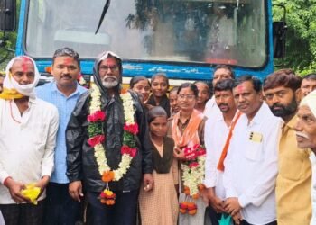 ‘सरेगावा’त विद्यार्थ्यांसाठी बस पोहोचली! शालेय विद्यार्थ्यांनी केले चालक व वाहक यांचे स्वागत