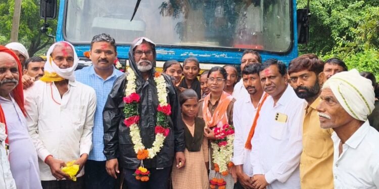 ‘सरेगावा’त विद्यार्थ्यांसाठी बस पोहोचली! शालेय विद्यार्थ्यांनी केले चालक व वाहक यांचे स्वागत
