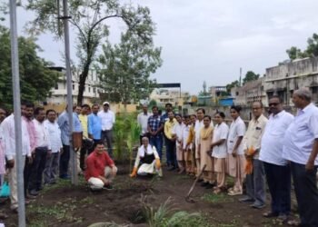 देगलूर उपजिल्हा रुग्णालयात व्यंकटेश्वरा हिरो मोटर्स यांच्यावतीने वृक्षारोपण!