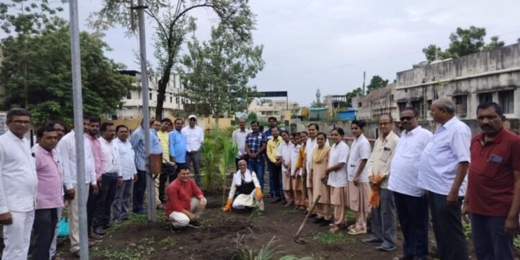 देगलूर उपजिल्हा रुग्णालयात व्यंकटेश्वरा हिरो मोटर्स यांच्यावतीने वृक्षारोपण!