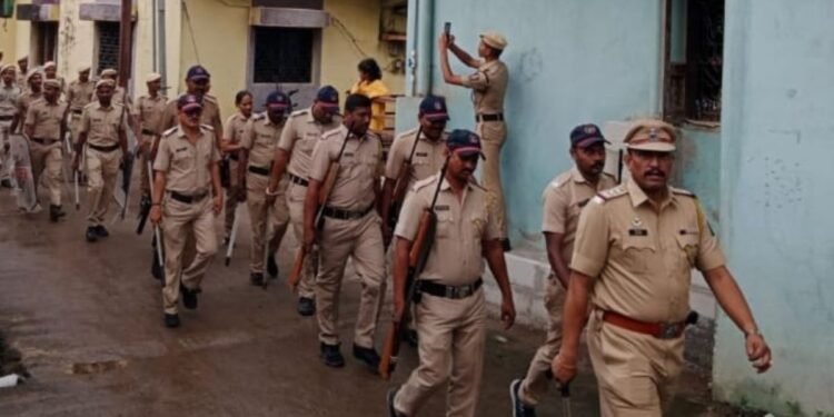 आगामी सण-उत्सवांच्या पार्श्वभूमीवर माहुर शहरात पोलिसांचे पथसंचलन