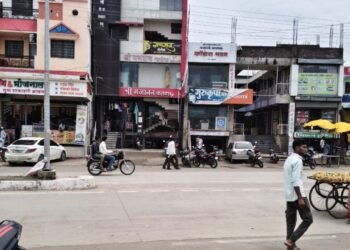 गाडी पार्किंगच्या कारणावरून ग्राहकाची दुकानदारास मारहाण