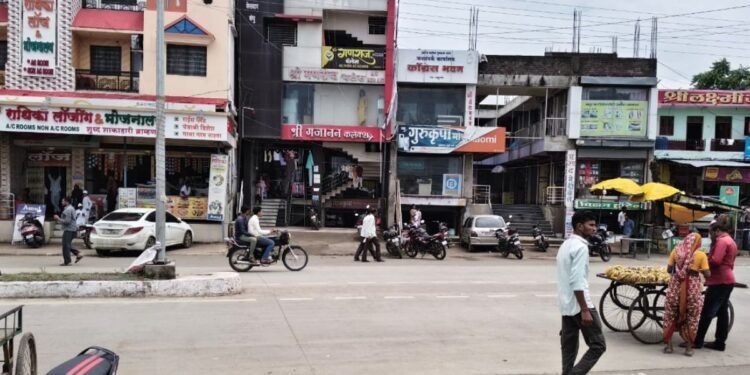 गाडी पार्किंगच्या कारणावरून ग्राहकाची दुकानदारास मारहाण