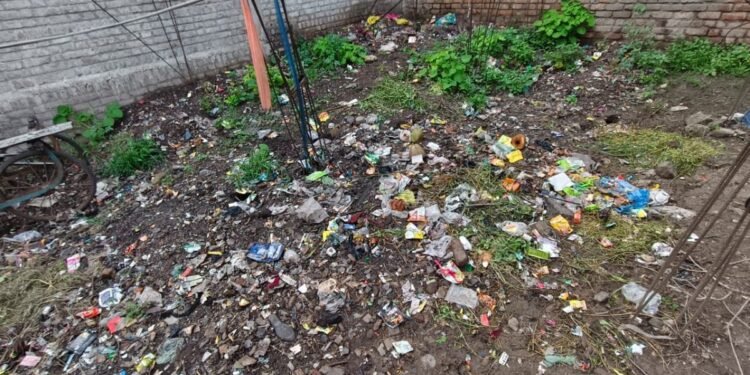 बदनापूरचा दुर्दशेचा आलेख उंचावतोय; कचऱ्याचे ढिगारे, गटारमिश्रित पाणी, नगरपंचायतीचा बेजबाबदार कारभार