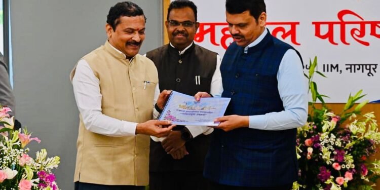 मुख्यमंत्री फडणवीस व मंत्री बावनकुळे यांच्याकडून जिल्हाधिकारी दिलीप स्वामी यांच्या उपक्रमांचे कौतुक!