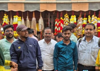 अक्कलकोटमध्ये  राखी पौर्णिमा साजरी! प्राध्यापिकांनी बांधल्या स्वामी भक्तांना  राखी!