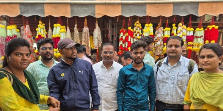 अक्कलकोटमध्ये  राखी पौर्णिमा साजरी! प्राध्यापिकांनी बांधल्या स्वामी भक्तांना  राखी!