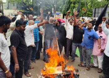 भारताच्या सार्वभौमत्व, व्यापारी धोरणावर आक्रमण करणाऱ्या अमेरिकन साम्राज्यवादाचा धिक्कार असो!