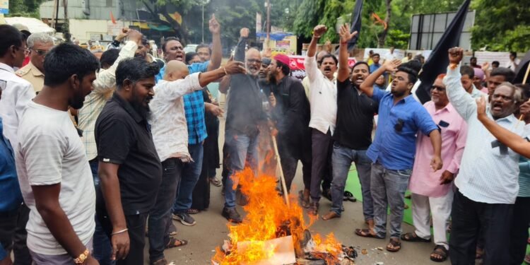 भारताच्या सार्वभौमत्व, व्यापारी धोरणावर आक्रमण करणाऱ्या अमेरिकन साम्राज्यवादाचा धिक्कार असो!