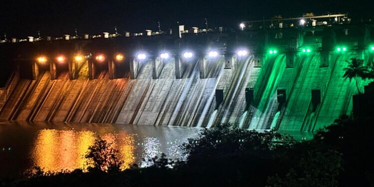 उजनी धरण १५ ऑगस्ट निमित्त “तिरंगा”ने  आकर्षित