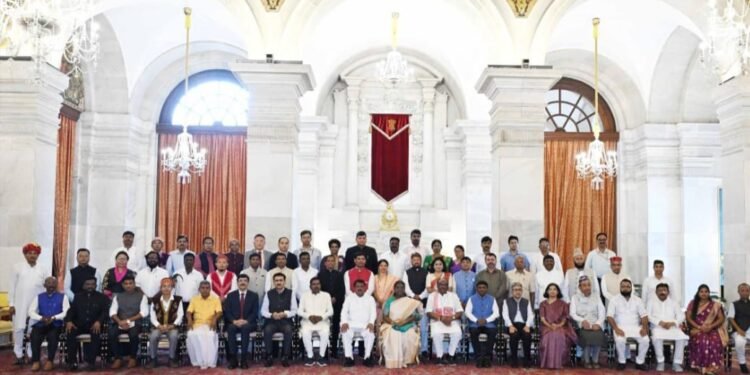 राष्ट्रपती द्रौपदी मुर्मू यांना आदिवासी पारधी समाजाला मुख्य प्रवाहात आणण्यासाठी दिले निवेदन!