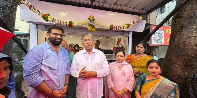 नामदार चंद्रकांत पाटील गरजू नागरिकांसाठी पोळीभाजी केंद्राचा शुभारंभ!  