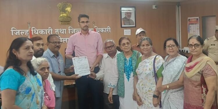 अंनिस शहर शाखेच्यावतीने डॉ. दाभोळकर यांच्या स्मृतिदिनानिमित्त जिल्हाधिकाऱ्यांना निवेदन