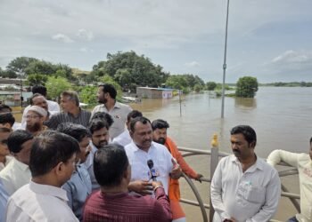 चंद्रभागेला महापूर : स्थलांतरण केलेल्या कुटुंबांना आवश्यक सुविधा देऊन पूर नियंत्रणासाठी प्रशासनाने सज्ज राहा : आमदार समाधान आवताडे