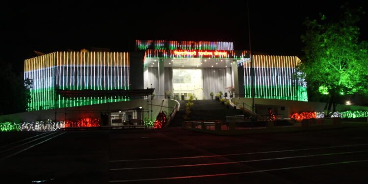 सोलापूर : स्वातंत्र्यदिनानिमित्त जिल्हाधिकारी कार्यालय तिरंग्याच्या रोषणाईने उजळले