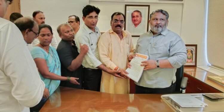 महिला बीडी कामगारांना किमान वेतनासाठी महाराष्ट्र कामगार सेनेची मंत्रालयात थेट धडक!