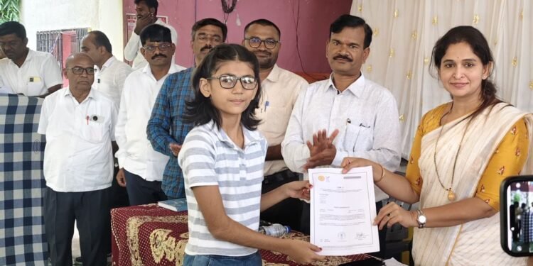 महसूल दिनानिमित्त दाखल्यांचे वाटप; छत्रपती शिवाजी महाराज स्वाभिमान अभियानांतर्गत उपक्रम