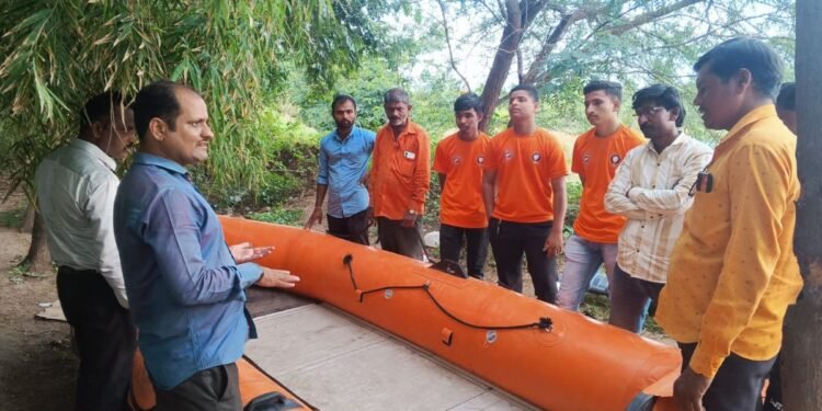 सोलापूर जिल्हा आपत्ती व्यवस्थापन प्राधिकरण अंतर्गत अकलूजमध्ये आपदा मित्र-सखींसाठी शोध व बचाव प्रशिक्षण