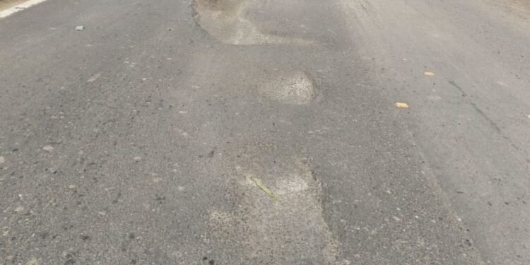 खड्ड्यातून प्रवास की रस्त्यावरचे संकट? बदनापूरचा महामार्ग मृत्यूचा सापळा