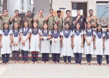 सोलापूर पोलीस आयुक्तालयातील पोलीस कर्मचाऱ्यांना राखी बांधून रक्षाबंधन साजरा