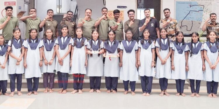 सोलापूर पोलीस आयुक्तालयातील पोलीस कर्मचाऱ्यांना राखी बांधून रक्षाबंधन साजरा