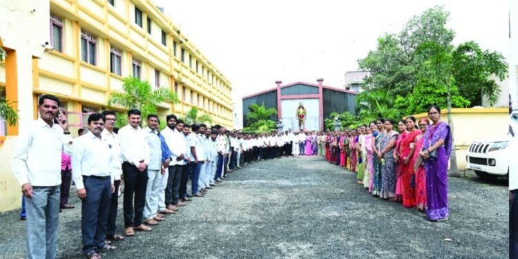 स्व.आ.डॉ. भाई गणपतरावजी देशमुख यांच्या जयंती निमित्त प्रतिमा पूजन व वृक्षारोपन संपन्न