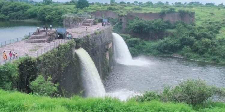 नळदुर्ग किल्ल्यातील नयनरम्य नर-मादी धबधब्याचे अप्रतिम सौंदर्य!